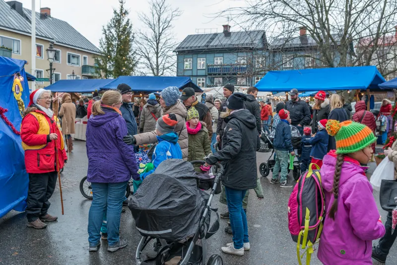 Familjer bland stånden på Vaxholms julmarknad