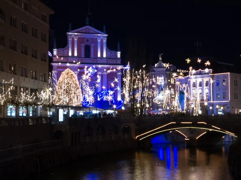 Frančiškanska cerkev in Tromostovje v prazničnih lučkah
