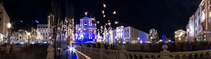 Praznične zvezde nad Tromostovjem ponoči