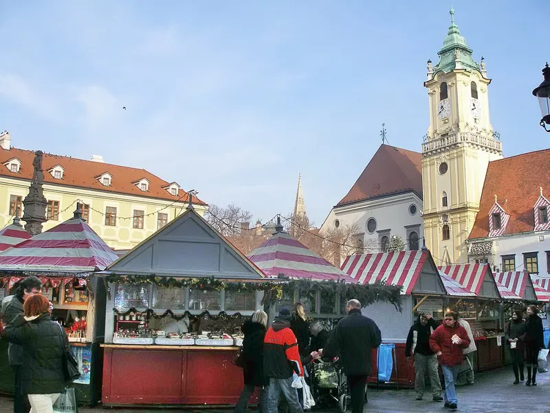 Stánky vianočných trhov na Hlavnom námestí pred Starou radnicou v Bratislave