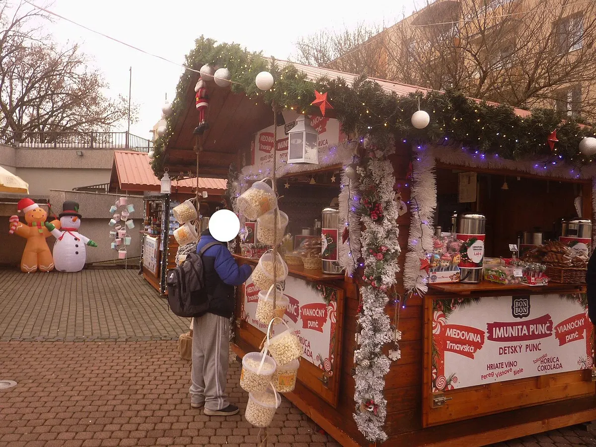 Ozdobený stánok s vianočným punčom v Humennom