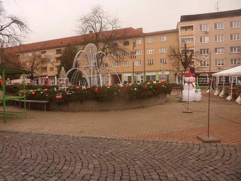 Vianočná výzdoba pri fontáne na Námestí slobody v Humennom