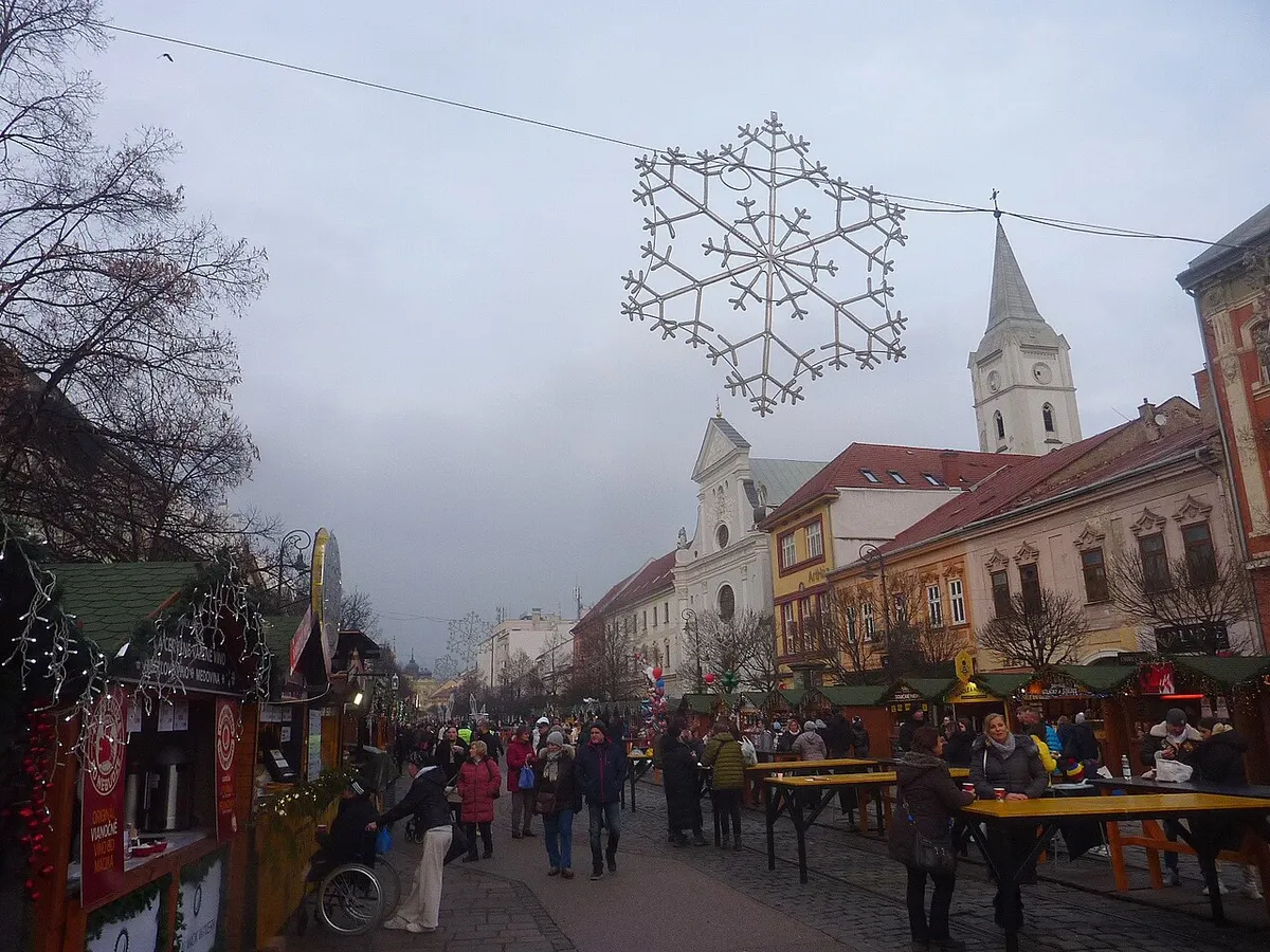 Stánky vianočných trhov na Hlavnej ulici v Košiciach