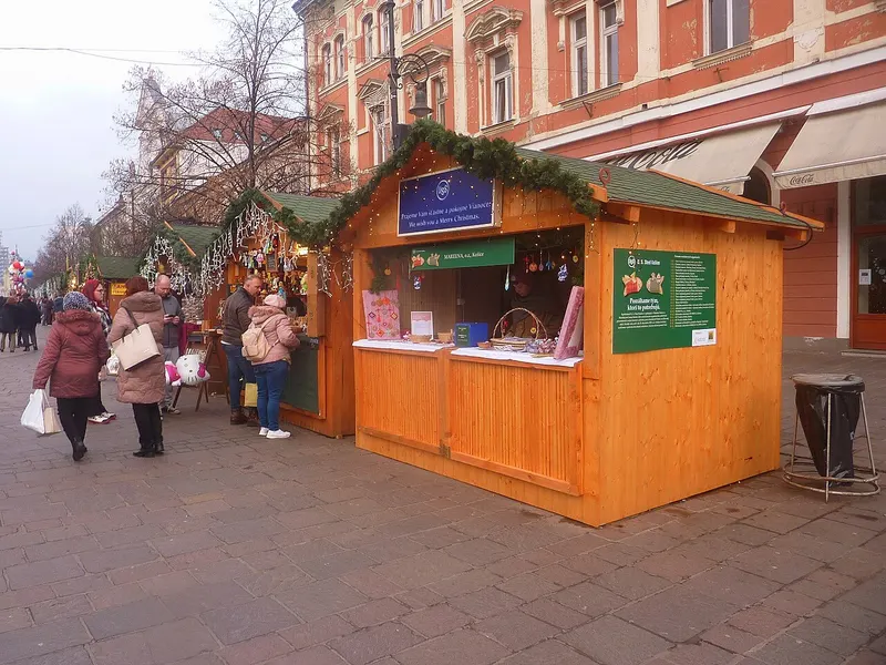 Drevený stánok vianočných trhov na Hlavnej ulici v Košiciach