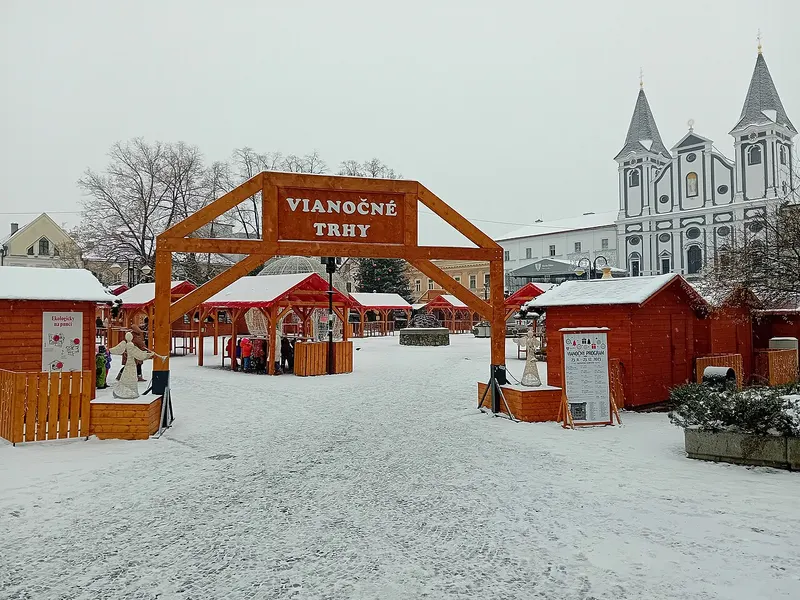 Zasnežené stánky vianočných trhov v Žiline