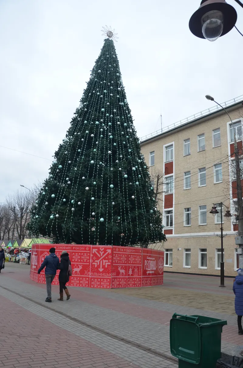 Головна новорічна ялинка в Хмельницькому з гірляндами