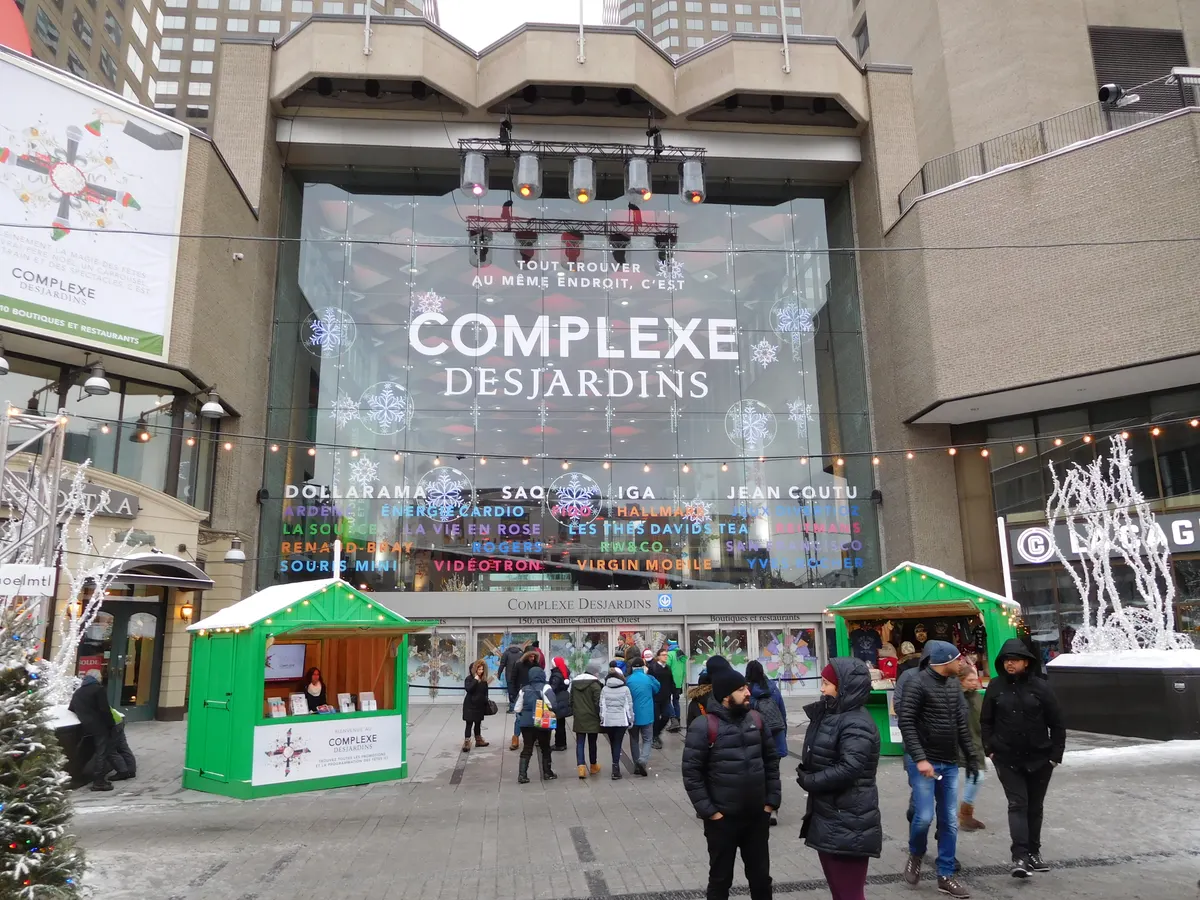 Kiosques verts du Grand Marché de Noël devant le Complexe Desjardins, Montréal