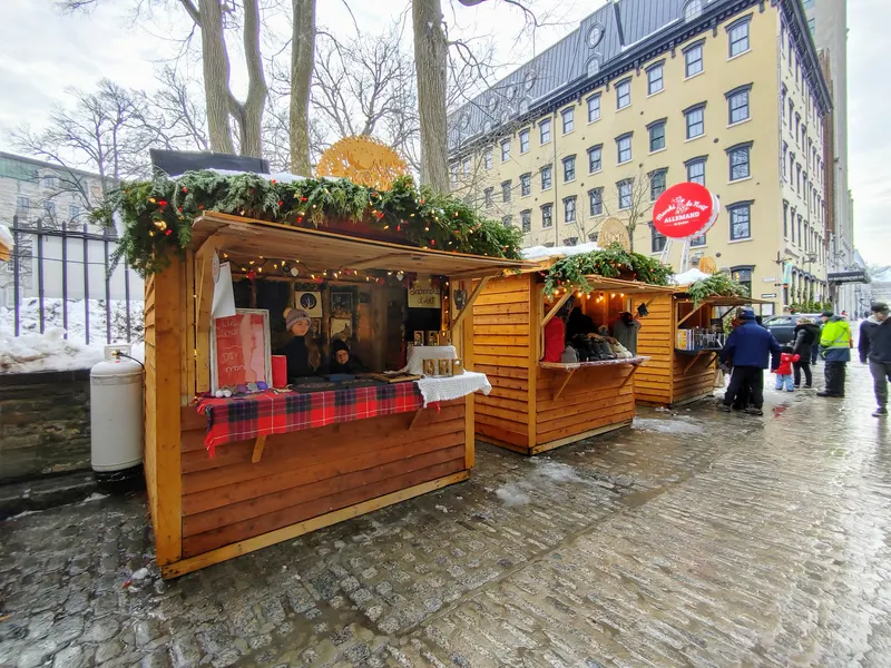 Chalet décoré de branches de sapin au Marché de Noël allemand de Québec