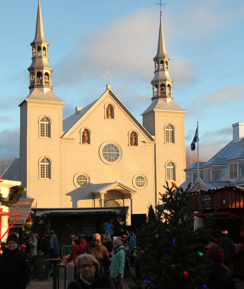 L'église Sainte-Famille de Cap-Santé et les kiosques du marché de Noël