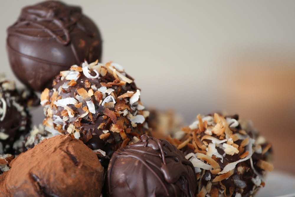 Chokladtryfflar rullade i kakao och kokos
