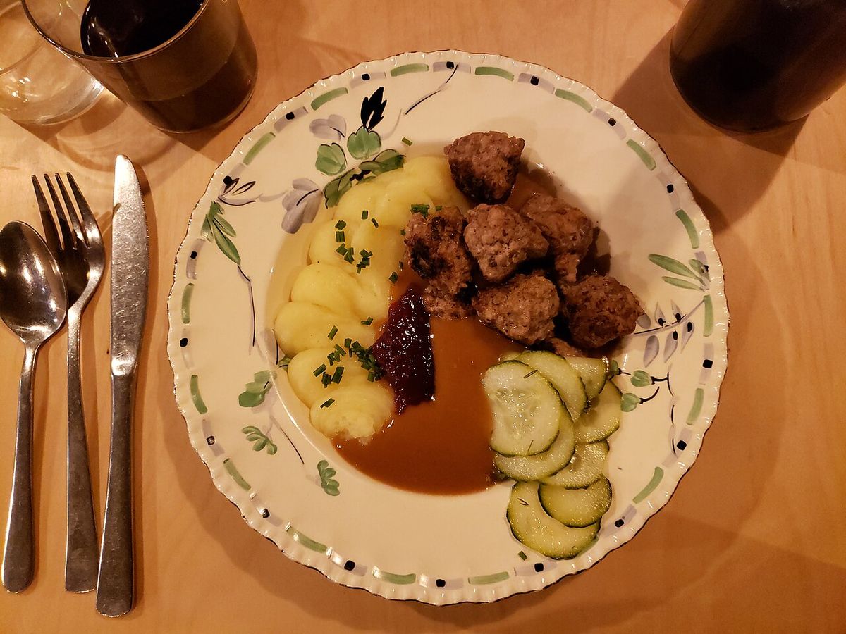 Tallrik med köttbullar, potatismos, brunsås, lingonsylt och pressad gurka