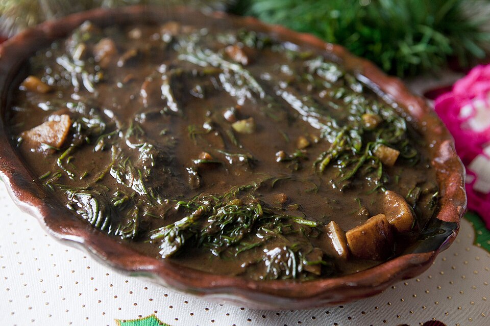 Romeritos en mole servidos en un plato de barro