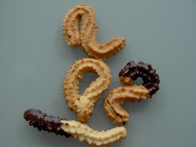 Spritzgebäck, teils mit Schokolade überzogen