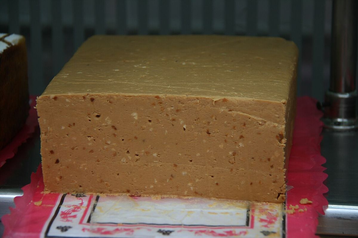 Bloque de turrón blando de Jijona cortado, de color tostado