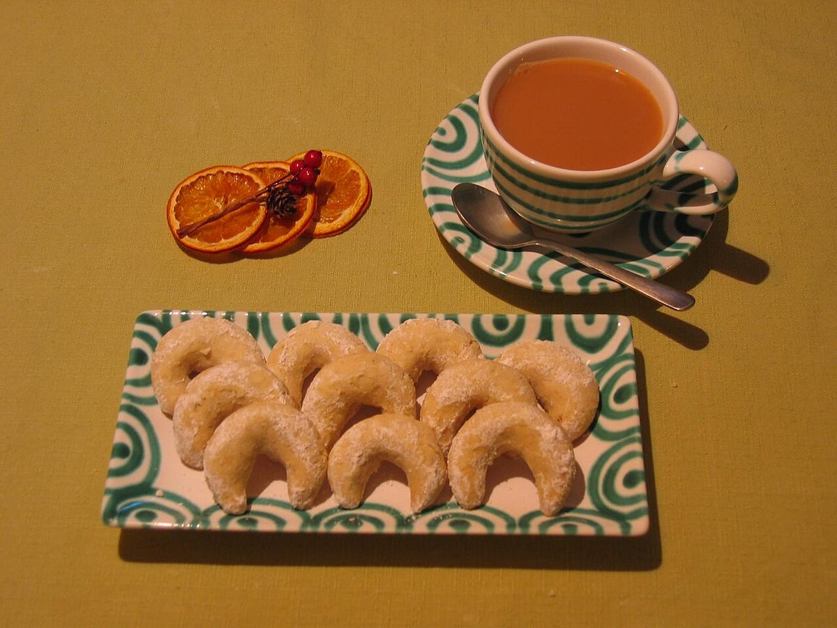 Fertige Vanillekipferl mit Vanillezucker